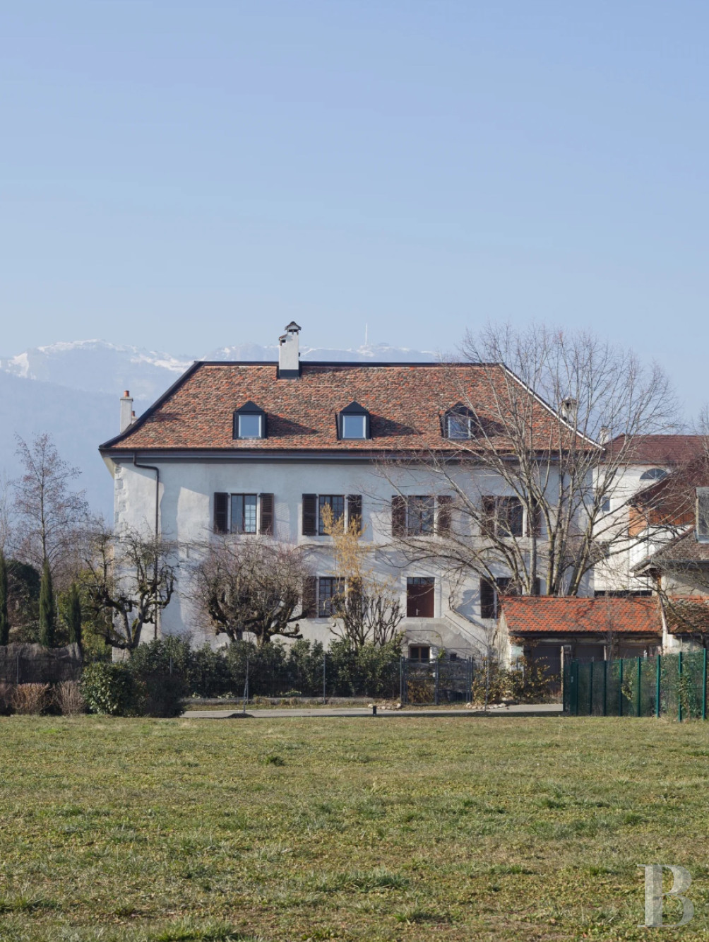 Dans l’Ain, à proximité de Genève, une maison du 17e siècle traversée par un souffle contemporain - photo  n°30